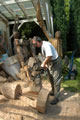 Click to see it big Ich mit Kettensäge, Impression aus dem Atelier
